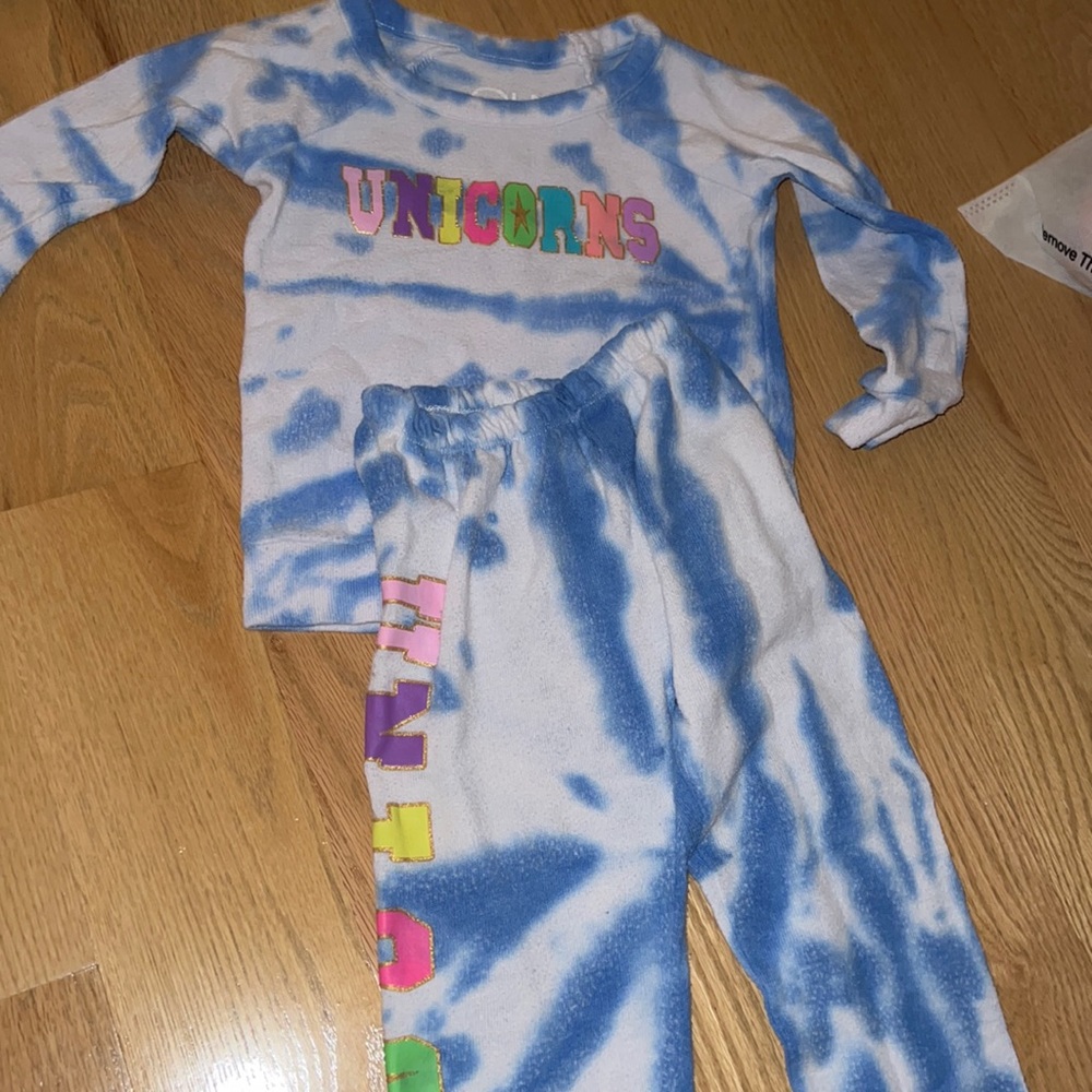 Chaser matching fleece sweatshirt and sweatpants